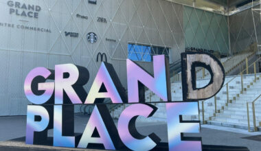 il frappe un agent de sécurité de Grand'Place qui lui demandait d'arrêter de dissimuler son visage