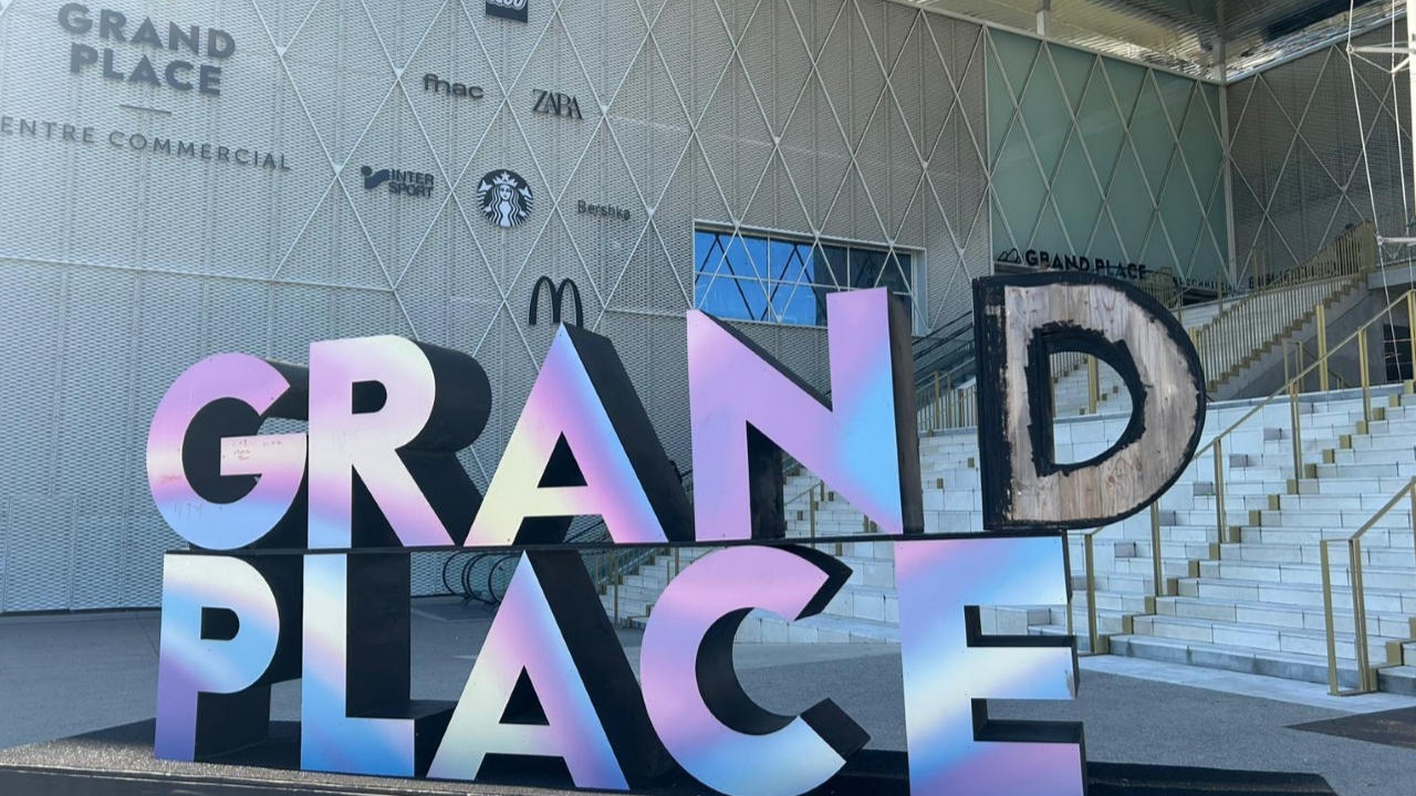 il frappe un agent de sécurité de Grand'Place qui lui demandait d'arrêter de dissimuler son visage