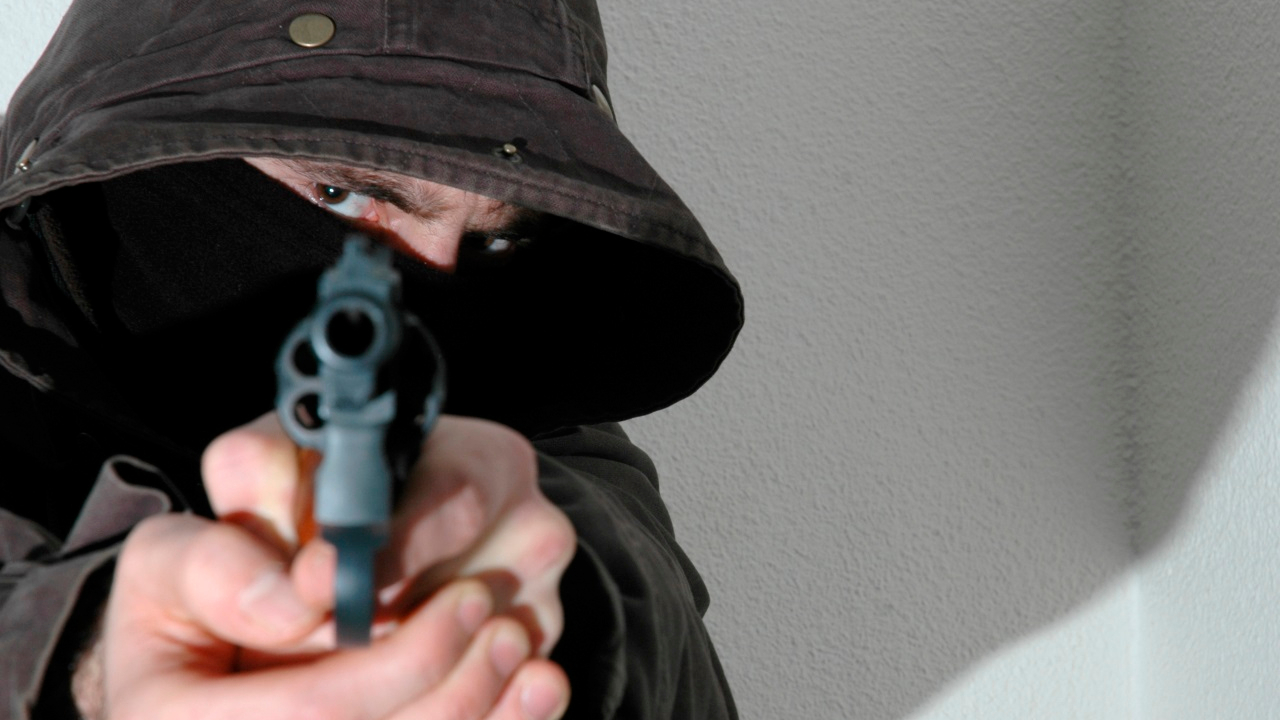 un groupe tire dans la porte d'un appartement, un jeune blessé par balle