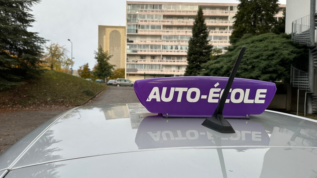un jeune Roumain passait le permis pour d'autres candidats, une gérante d'auto-école impliquée