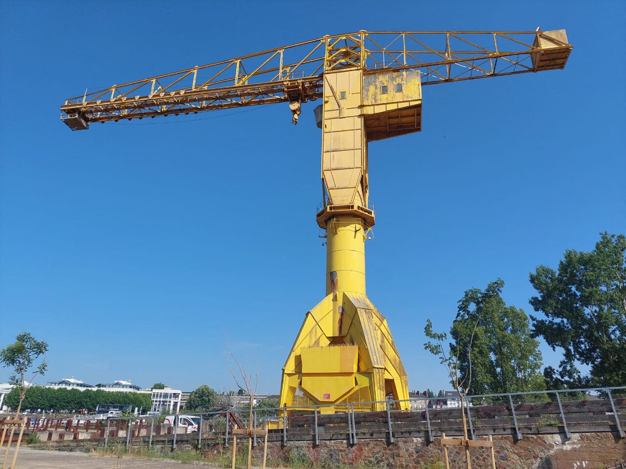 emblèmes de la ville, les grues jaunes et grise vont être en travaux