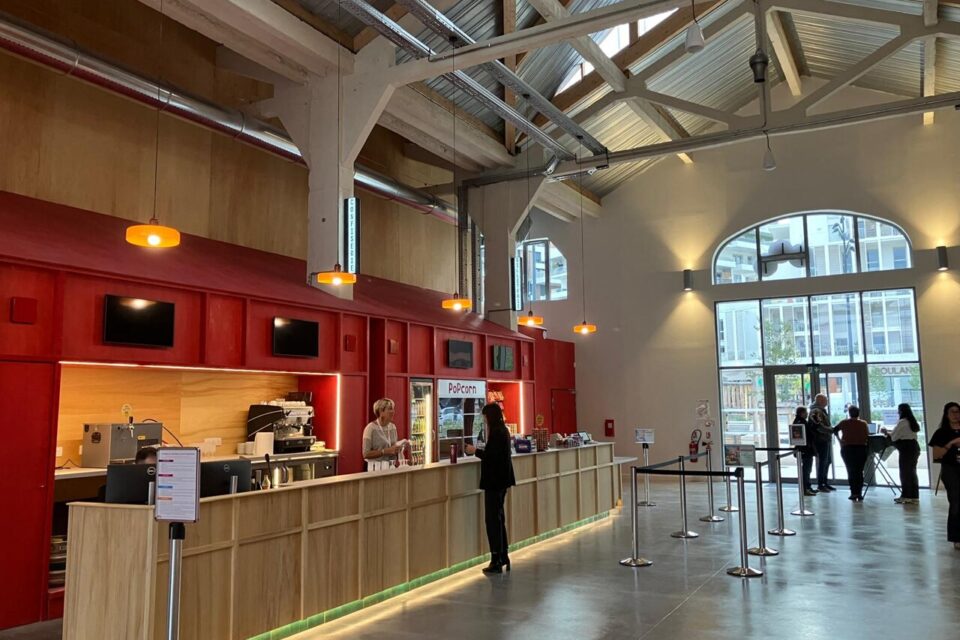 Le cinéma a été construit dans une halle de 1200 m².