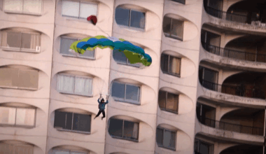Léa et Camille ont sauté en parachute des Horizons, à Rennes