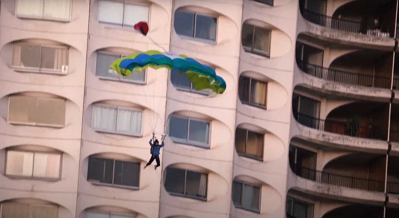 Léa et Camille ont sauté en parachute des Horizons, à Rennes