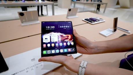 Prise en main Huawei Mate XTs // Source : Frandroid