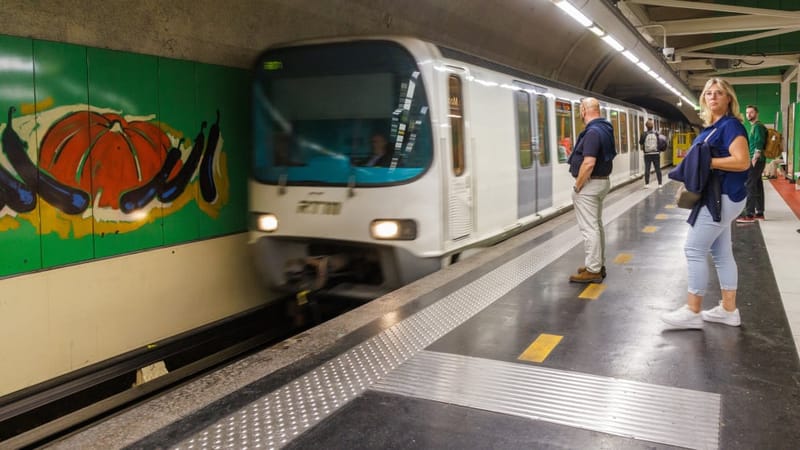 Les fruits et légumes de la station Notre-Dame-du-Mont (6e) évoquent le marché de producteurs qui a lieu au Cours julien le mercredi matin.