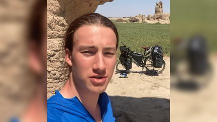Agé de 18 ans, le Français Lennart Monterlos traversait l'Iran à vélo lorsqu'il a arrêté de donner des nouvelles, le 16 juin 2025. (LENNART MONTERLOS / INSTAGRAM)