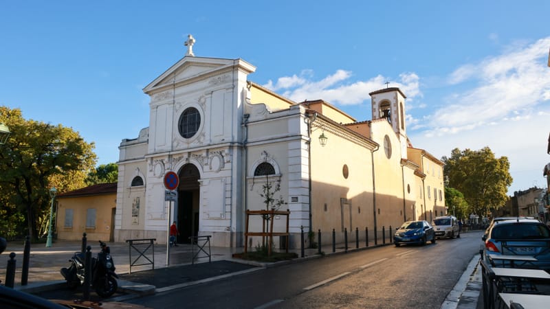 La place de l'église de Saint-Loup a été rénovée lors d'un programme de réhabilitation de l'espace public.
