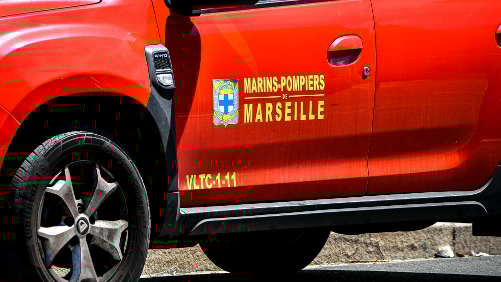 Un jeune homme blessé en amortissant la chute d’une femme suicidaire à Marseille