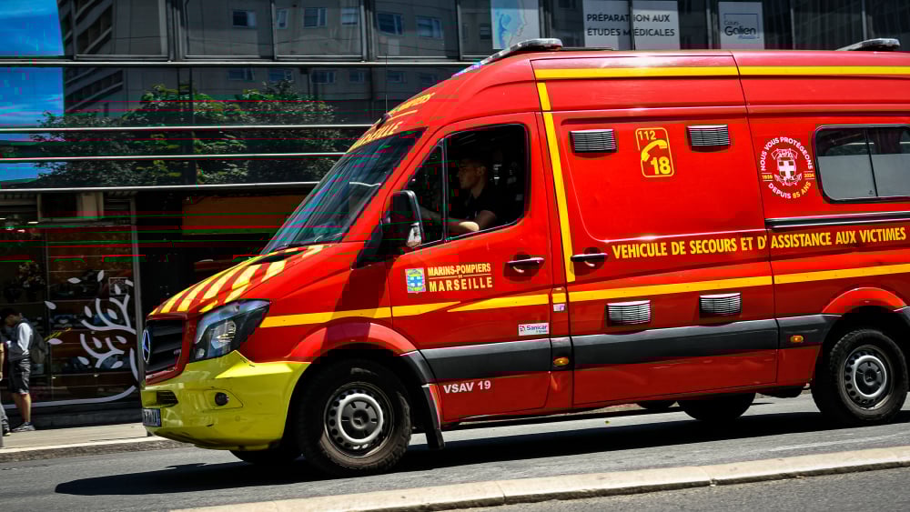 Une quinquagénaire entre la vie et la mort après une chute de 6 étages à Marseille