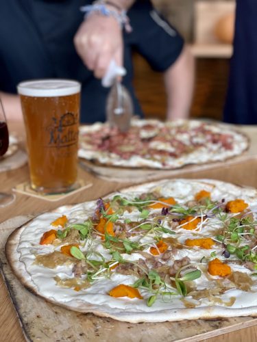 Tarte flambée artisanale les tontons flambeurs stammtish convivialité alsace