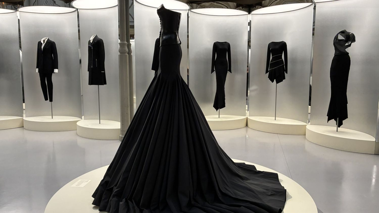 retour sur la collection couture 2003, l'une des plus historiques du couturier franco-tunisien