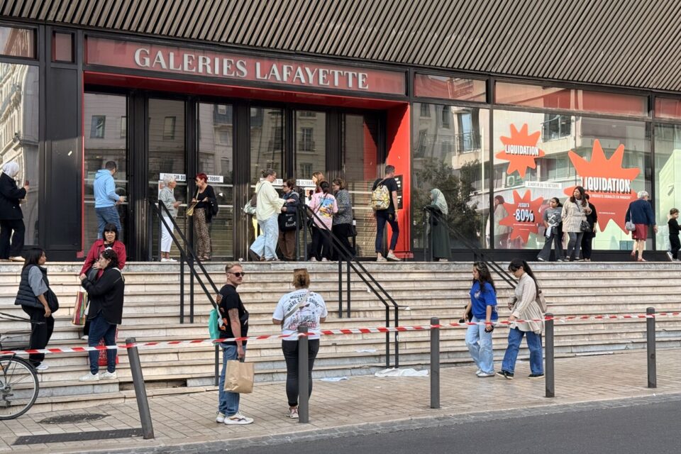 Les accès au magasin Galeries Lafayette du centre bourse sont fermés depuis le début de l’après-midi.