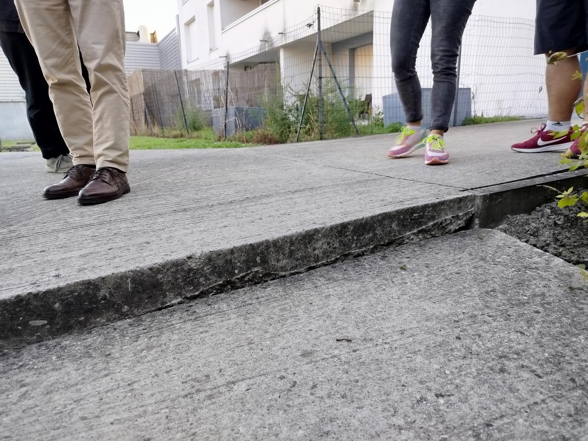 Dans la cour située au-dessus du parking, des dalles se sont enfoncées d’une dizaine de centimètres.
