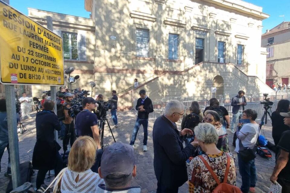 À l'extérieur de la salle, les Albigeois