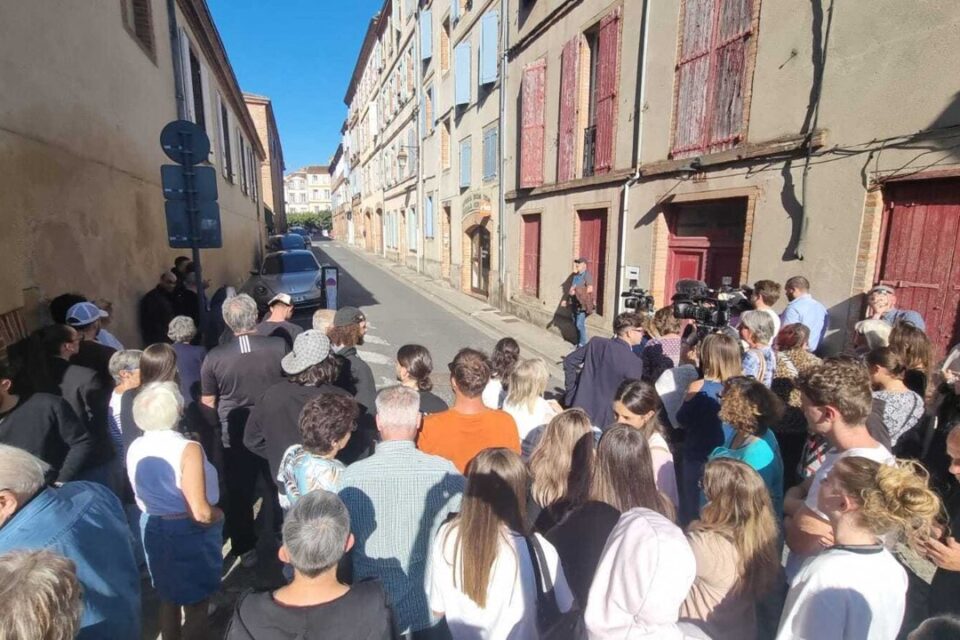 De nombreux journalistes mais aussi des curieux attendent la sortie de Cédric Jubillar, qui va rejoindre sa cellule à la prison de Toulouse-Seysses