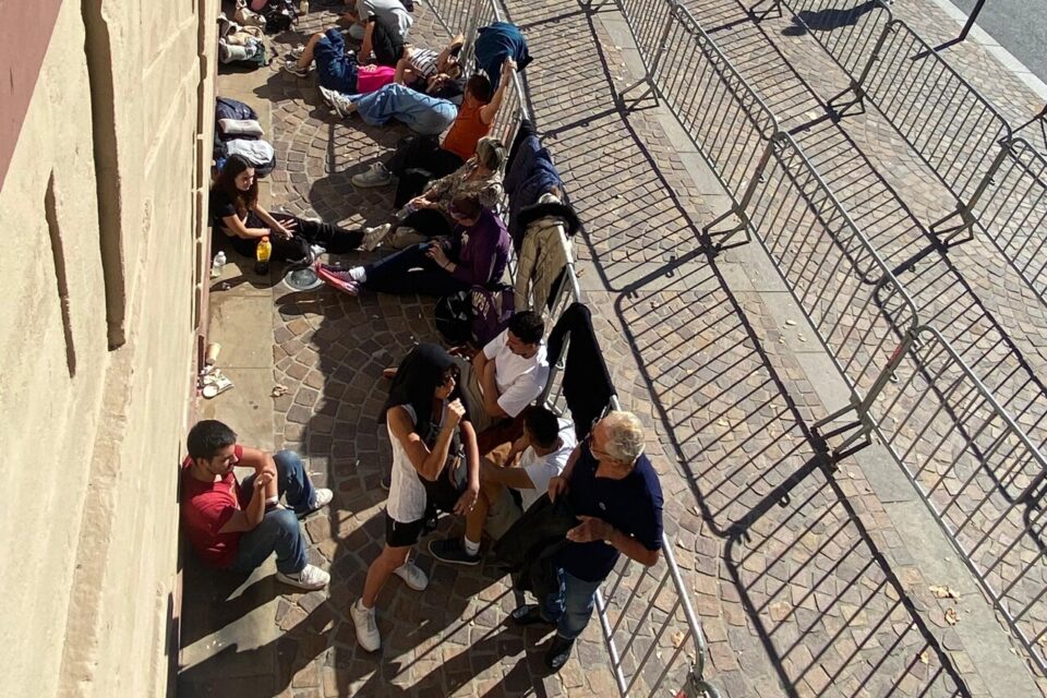 Le public s'installe devant le tribunal d'Albi en attendant le verdict.