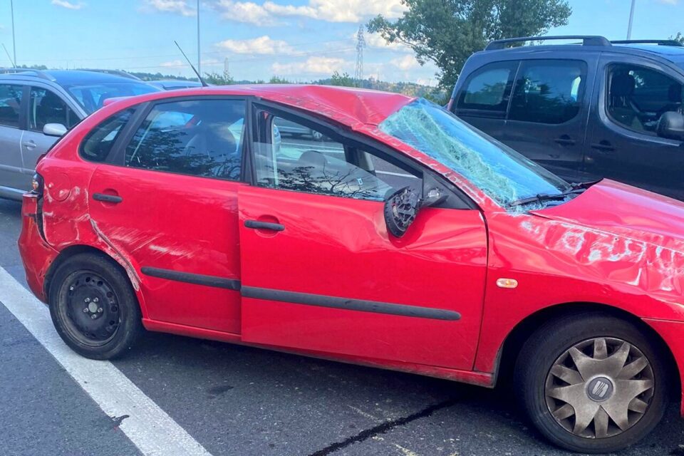 La voiture accidentée de Maël et sa compagne.