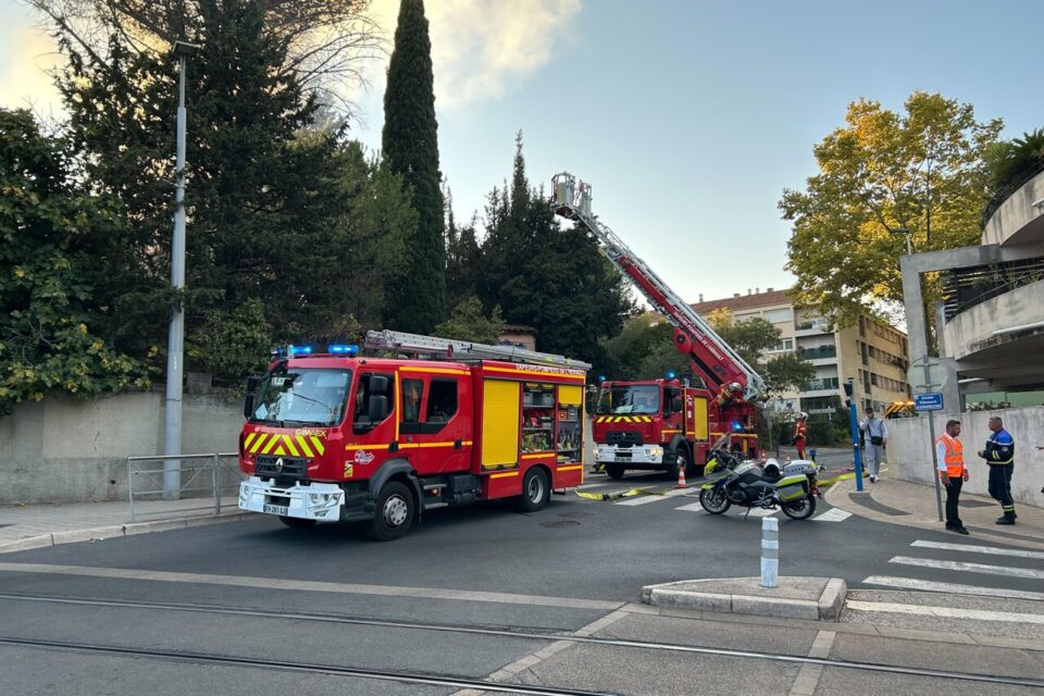 Les cyprès et les haies de la propriété se sont embrasés à leur tour.