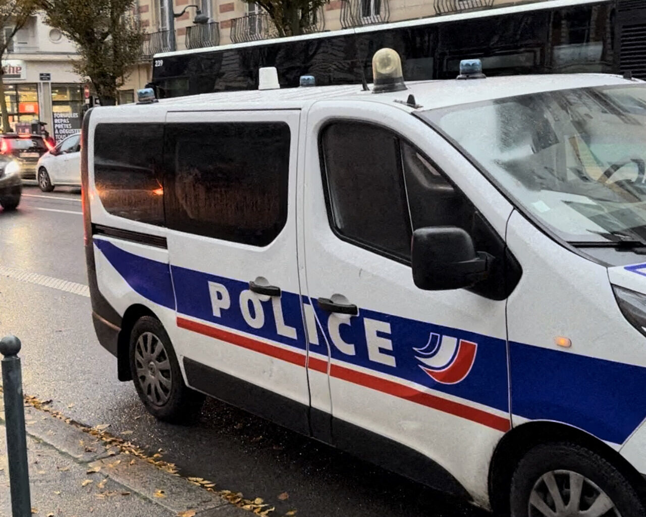 À Rennes, il prend la fuite avec une femme enceinte à bord d'une voiture volée et percute un cycliste