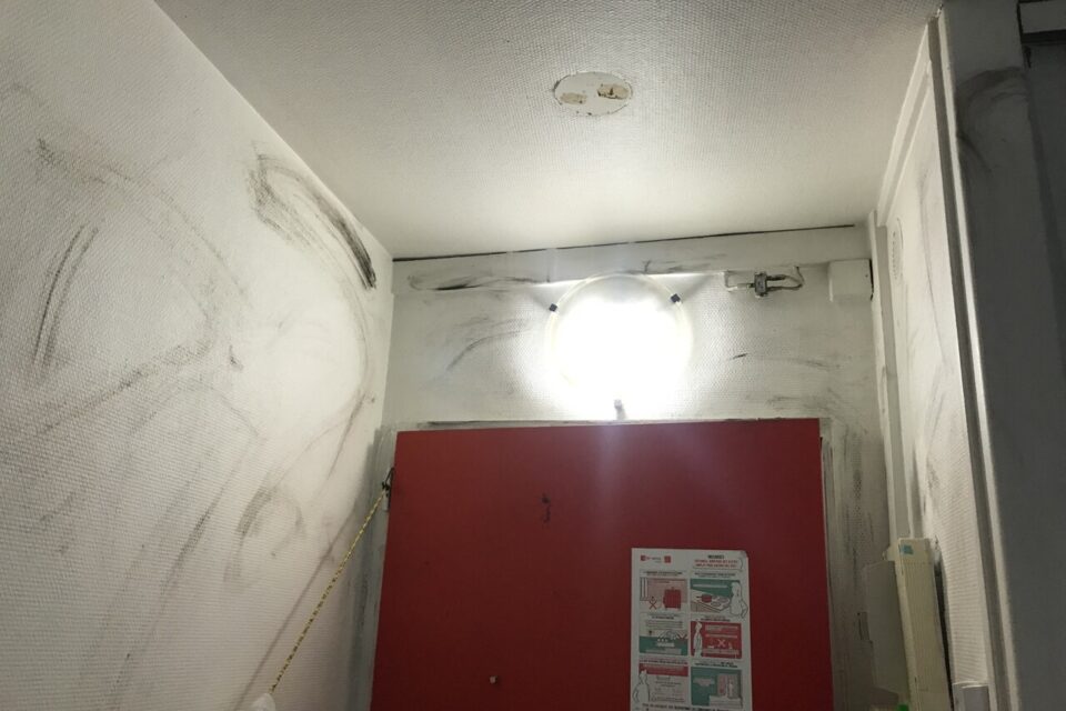 L'entrée du logement des Drabo, situé en face de l'appartement d'où avait démarré l'incendie le 4 juillet 2025.