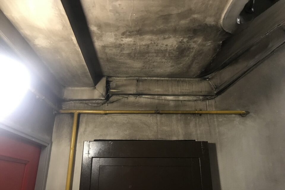 L'entrée de l'appartement ravagé par l'incendie le 4 juillet 2025. 