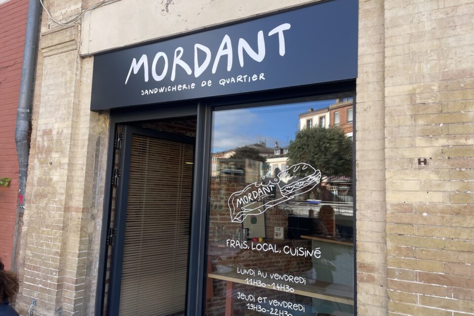 La sandwicherie est située sur la place Arnaud Bernard.