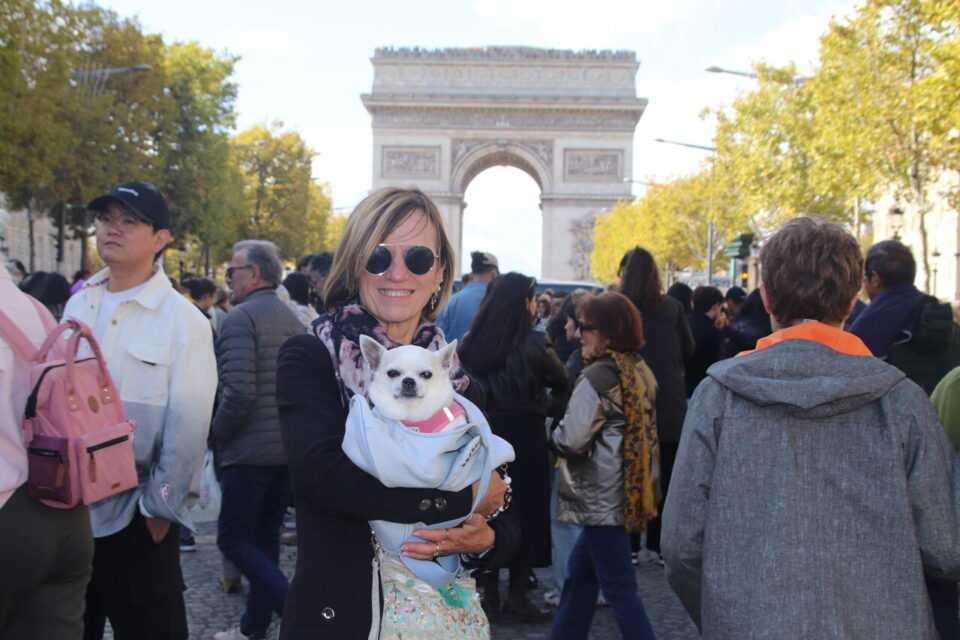 Isabelle et sa chienne Jazz lors de la marche sur les Champs-Élysées, le 5 octobre 2025.