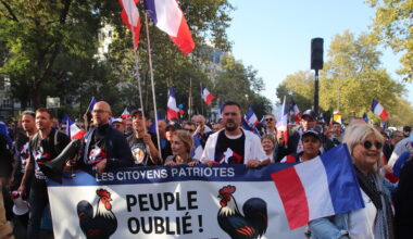 à Paris, une manifestation "pas politique" réunit des milliers de personnes très à droite