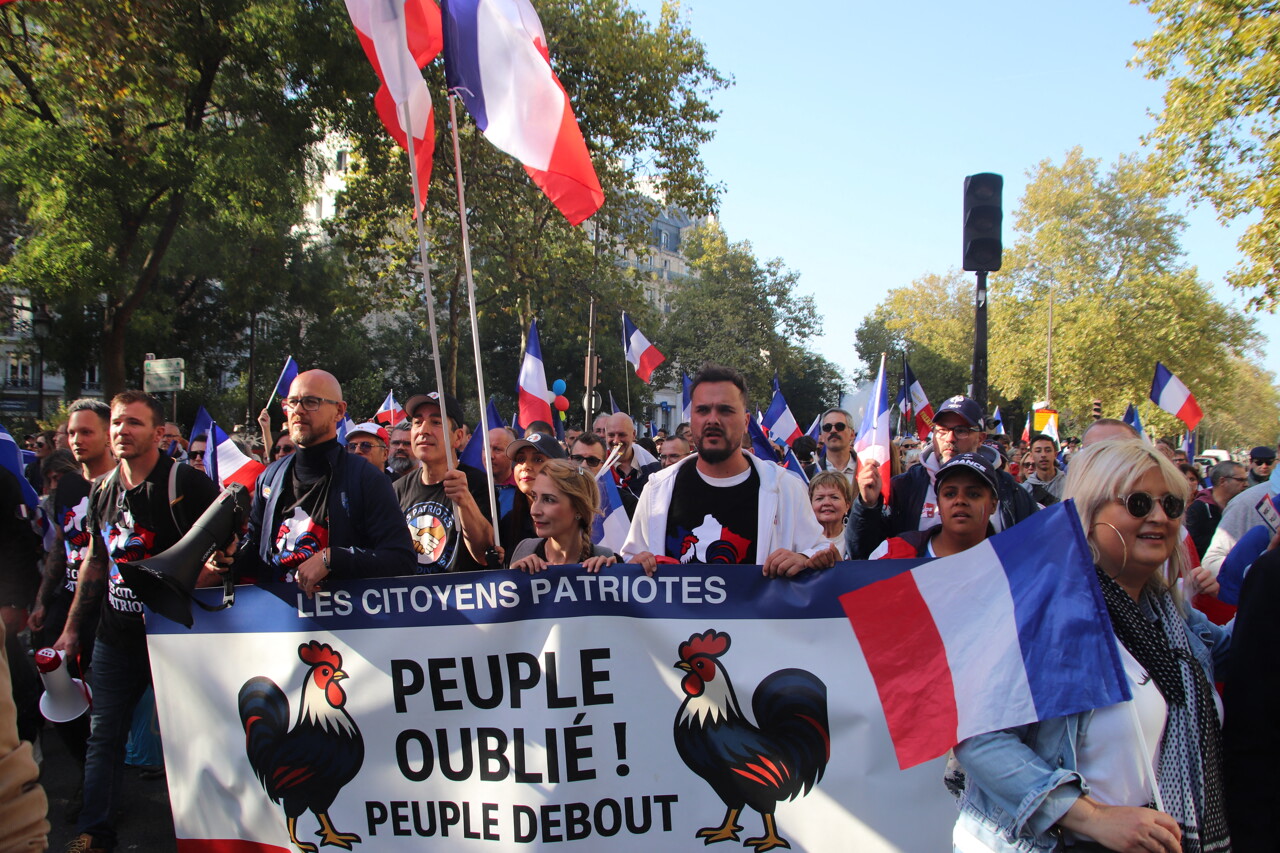 à Paris, une manifestation "pas politique" réunit des milliers de personnes très à droite