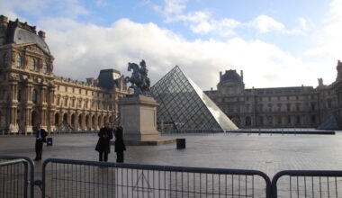 après le cambriolage du Louvre à Paris, les visiteurs étonnés des défaillances