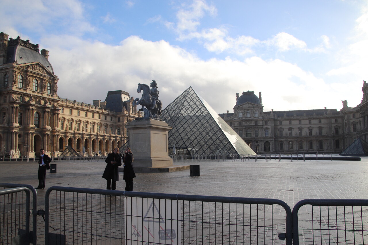 après le cambriolage du Louvre à Paris, les visiteurs étonnés des défaillances