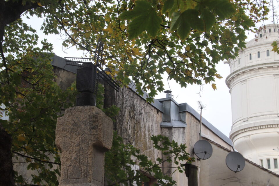 Le moulin qui trône sur la tombe de la famille Debray, fondatrice du moulin de la Galette de Montmartre.