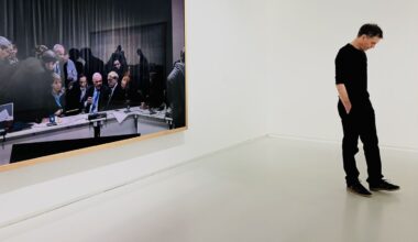 trois photographies pour saisir la vision de l'image de Luc Delahaye exposée au Jeu de Paume