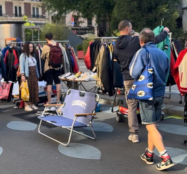 Des piétons et des puces rue Jeanne d'Arc