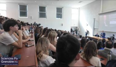 Amphithéâtre de Sciences Po Grenoble lors d’une conférence.