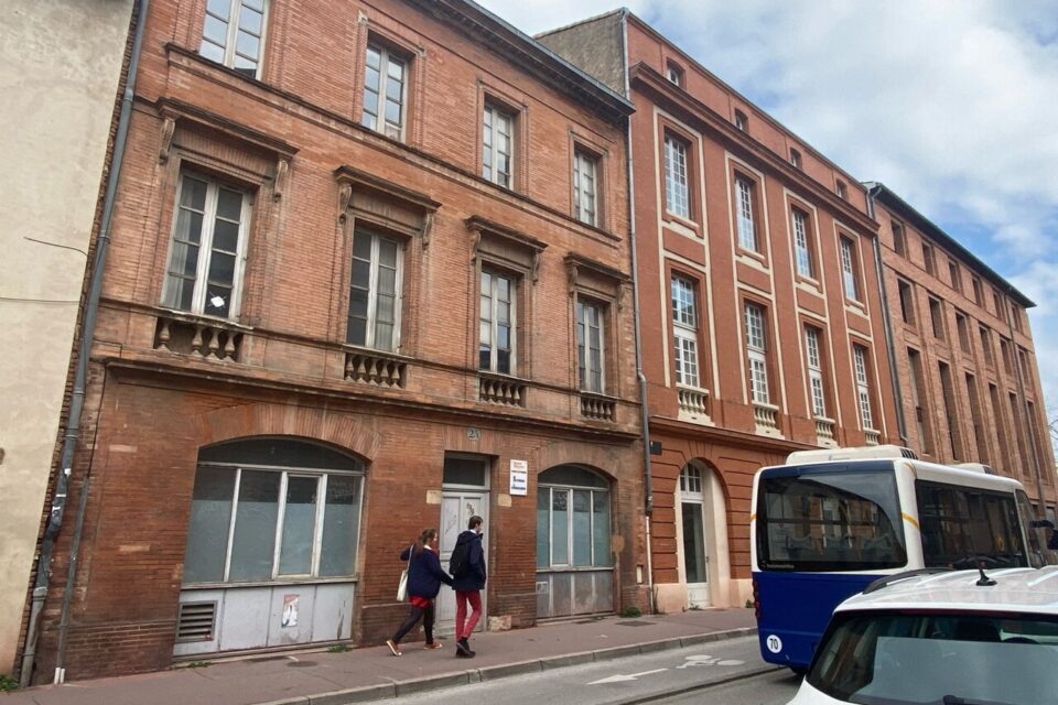 Cet immeuble situé au 25 rue Valade, tout près de la place Saint-Pierre, est mis en vente par la mairie de Toulouse