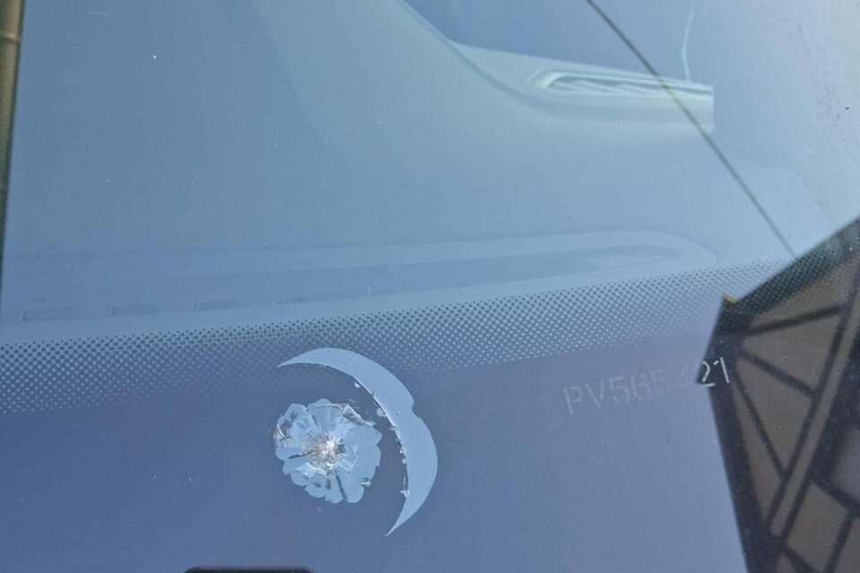 L'impact sur le pare-brise d'Isabelle, victime d'un jet de pierre. 