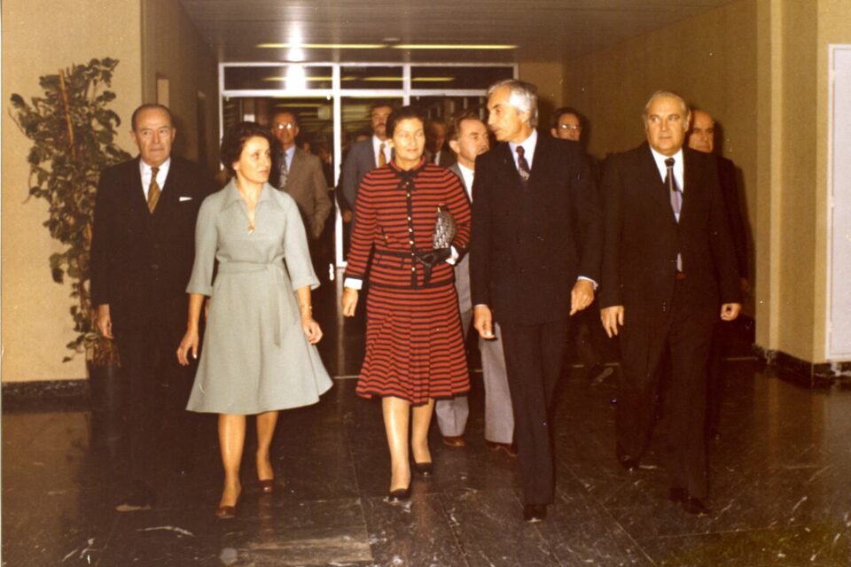 Simone Veil, alors ministre de la Santé et de la Sécurité sociale, inaugure les lieux le 27 octobre 1975.