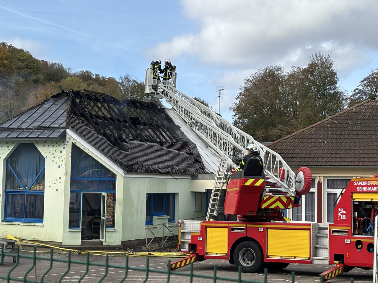 Près de Rouen, une école ravagée par un incendie : le toit s'effondre