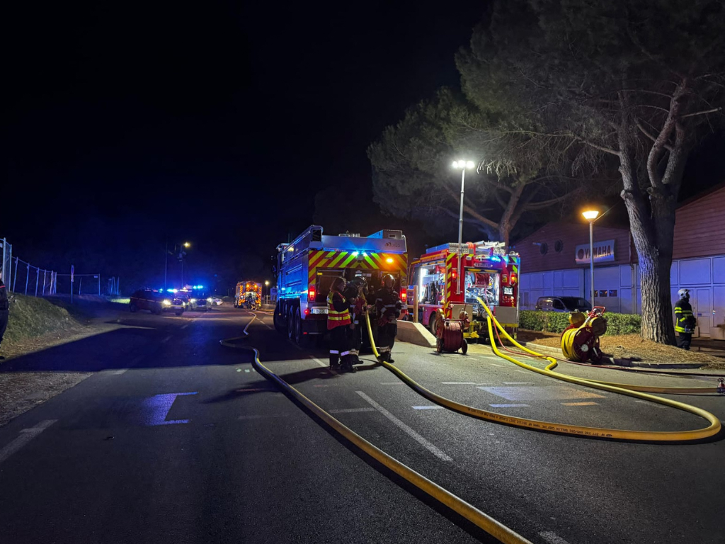 Près de Nice. Un violent incendie détruit un entrepôt à côté d'un aéroport