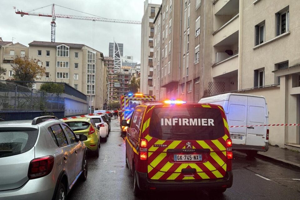 Les pompiers devant l'immeuble qui a été touché par l'incendie mortel, ce lundi matin.
