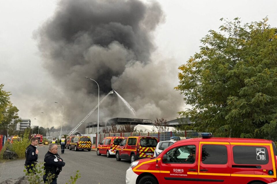 Les pompiers tentent d'éteindre l'incendie sur les lieux.