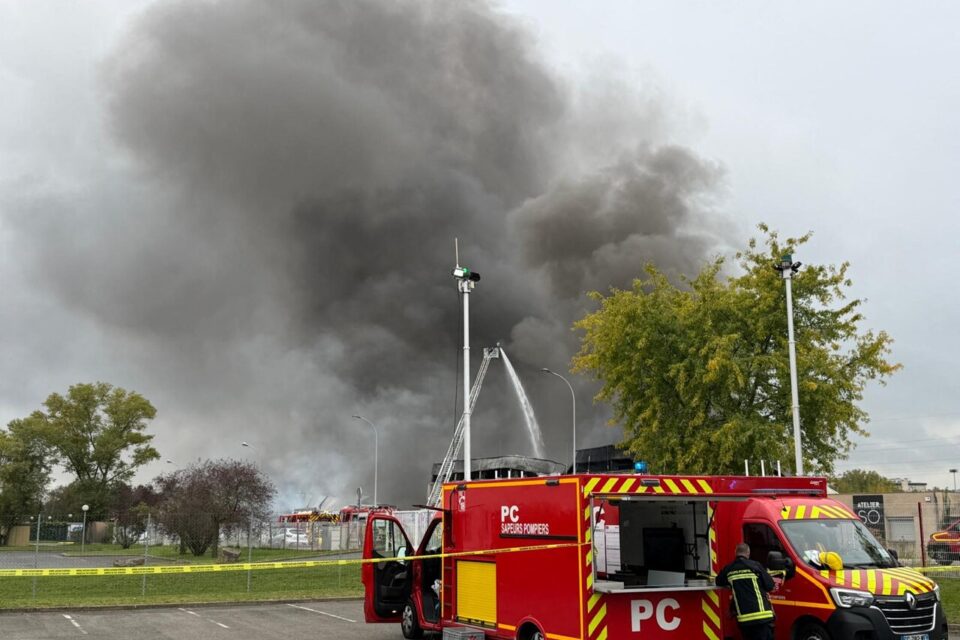 Les pompiers sur les lieux de l'incendie. Des moyens importants sont déployés.