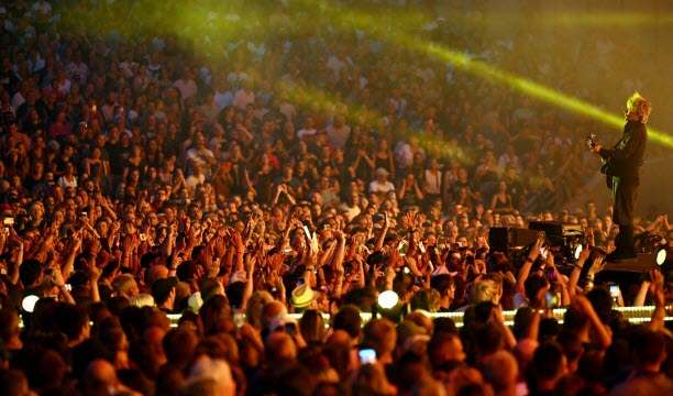 Indochine, plus de deux heures de spectacle devant 22 000 personnes.  Photo Alexandre Marchi