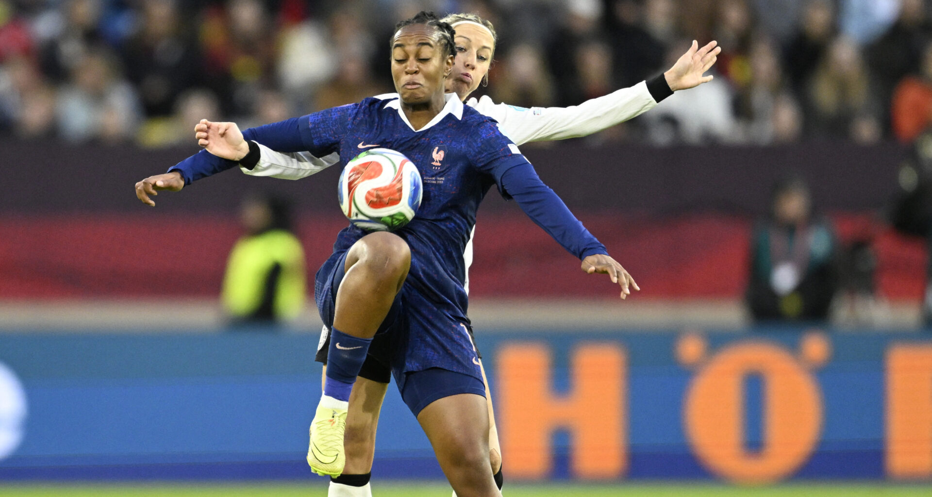 © Ina Fassbender / AFP - Après une première rencontre et défaite vendredi dernier, les Bleues jouent leur match retour contre l'Allemagne ce mardi 28 octobre.