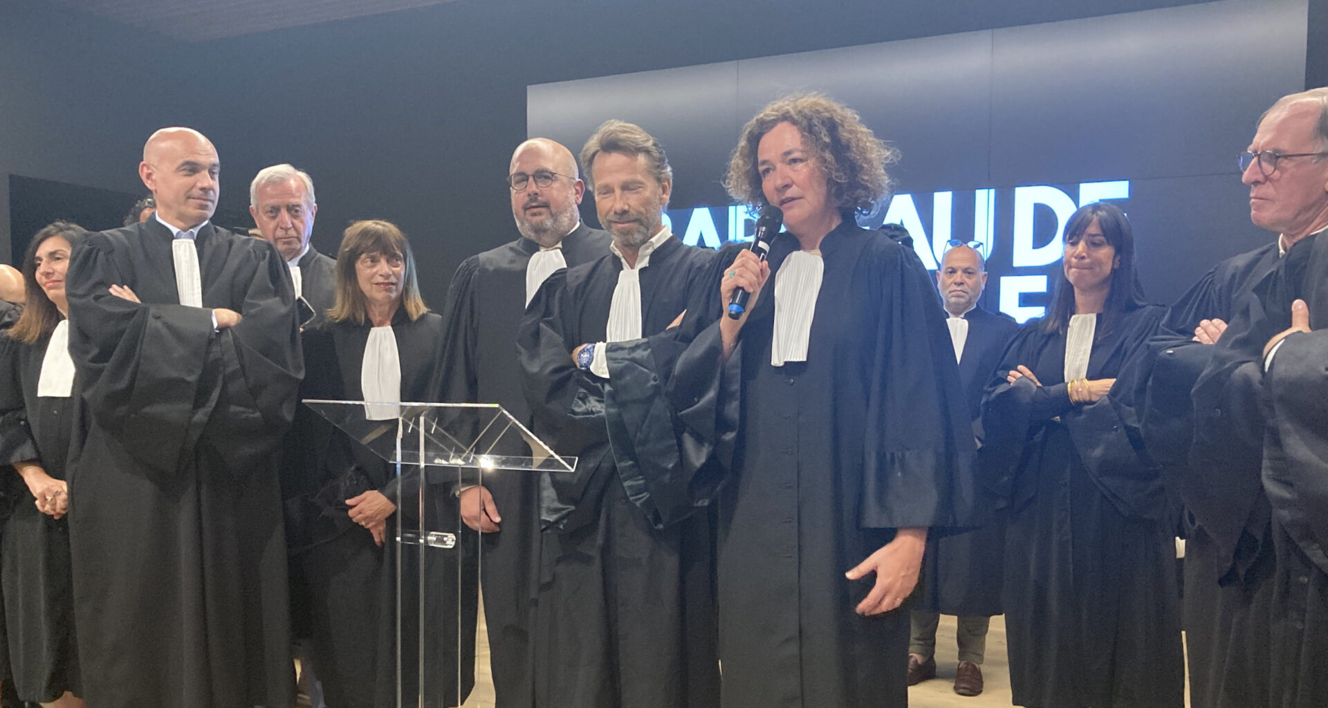 © Denis Trossero - La bâtonnière de Marseille, Marie-Dominique Poinso-Pourtal (au micro), et son vice-bâtonnier étaient venus, le 3 septembre, soutenir les confrères marseillais pointés du doigt par le média Frontières.