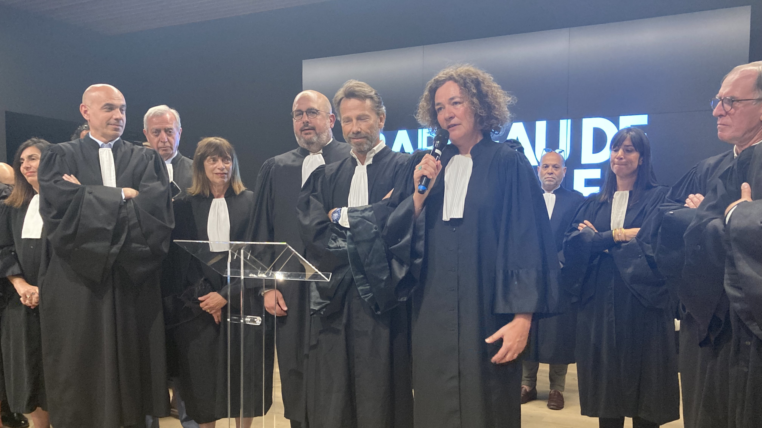 © Denis Trossero - La bâtonnière de Marseille, Marie-Dominique Poinso-Pourtal (au micro), et son vice-bâtonnier étaient venus, le 3 septembre, soutenir les confrères marseillais pointés du doigt par le média Frontières.