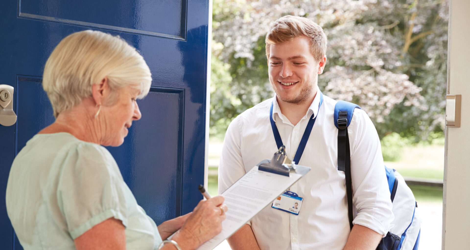 © Shutterstock - Attention, les faux agents demandent un paiement immédiat, font signer un contrat sur le pas de la porte et leurs badges ou uniformes semble douteux.