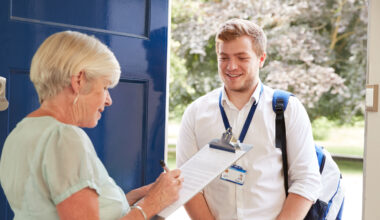 © Shutterstock - Attention, les faux agents demandent un paiement immédiat, font signer un contrat sur le pas de la porte et leurs badges ou uniformes semble douteux.